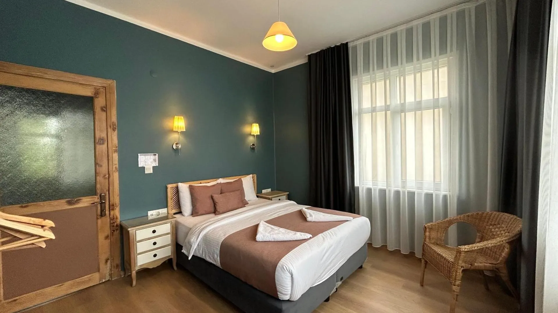 Waterfront Apartment By The Tram - Terrace With Dome & Golden Horn View In Fatih Estambul