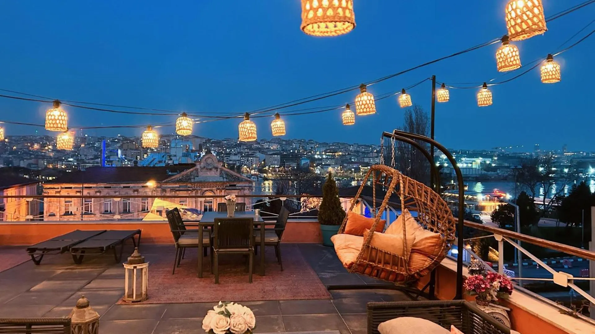 Waterfront Apartment By The Tram - Terrace With Dome & Golden Horn View In Fatih Estambul 0*,