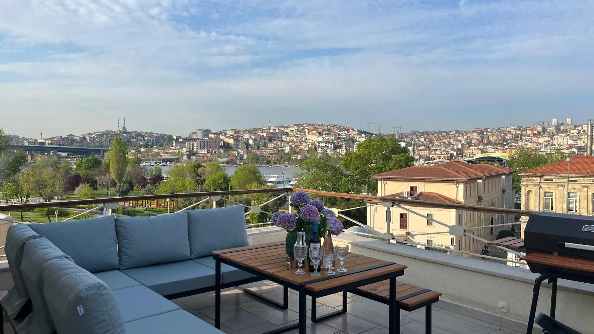 Waterfront Apartment By The Tram - Terrace With Dome & Golden Horn View In Fatih Istanbul