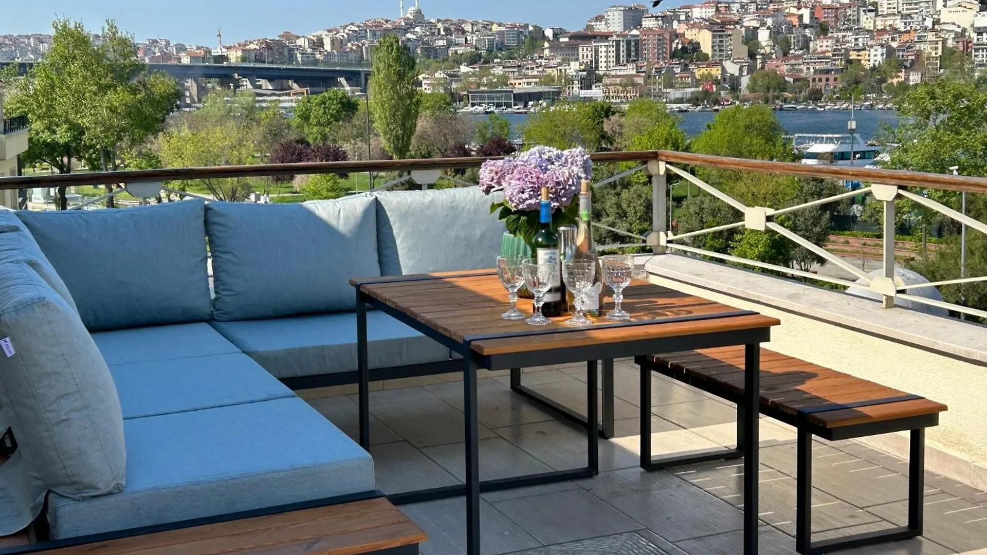 Waterfront Apartment By The Tram - Terrace With Dome & Golden Horn View In Fatih Istanbul