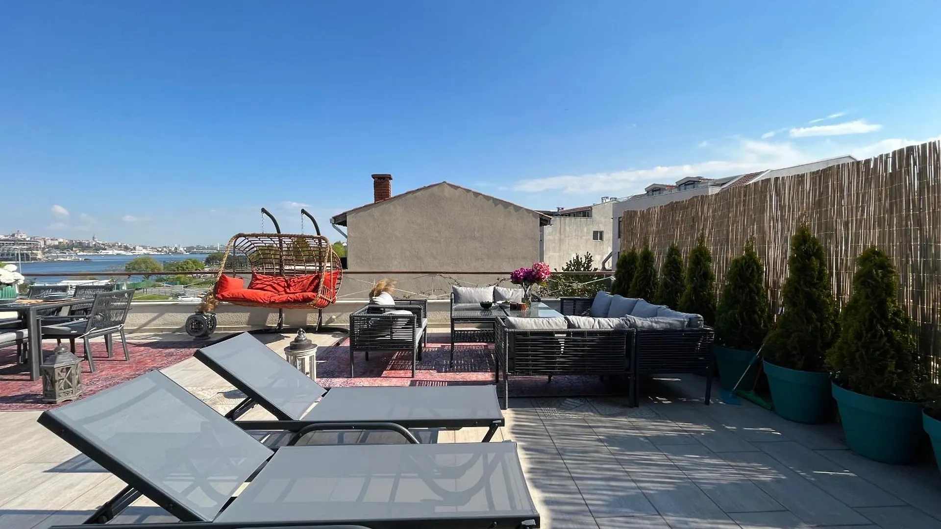 Waterfront Apartment By The Tram - Terrace With Dome & Golden Horn View In Fatih Istanbul