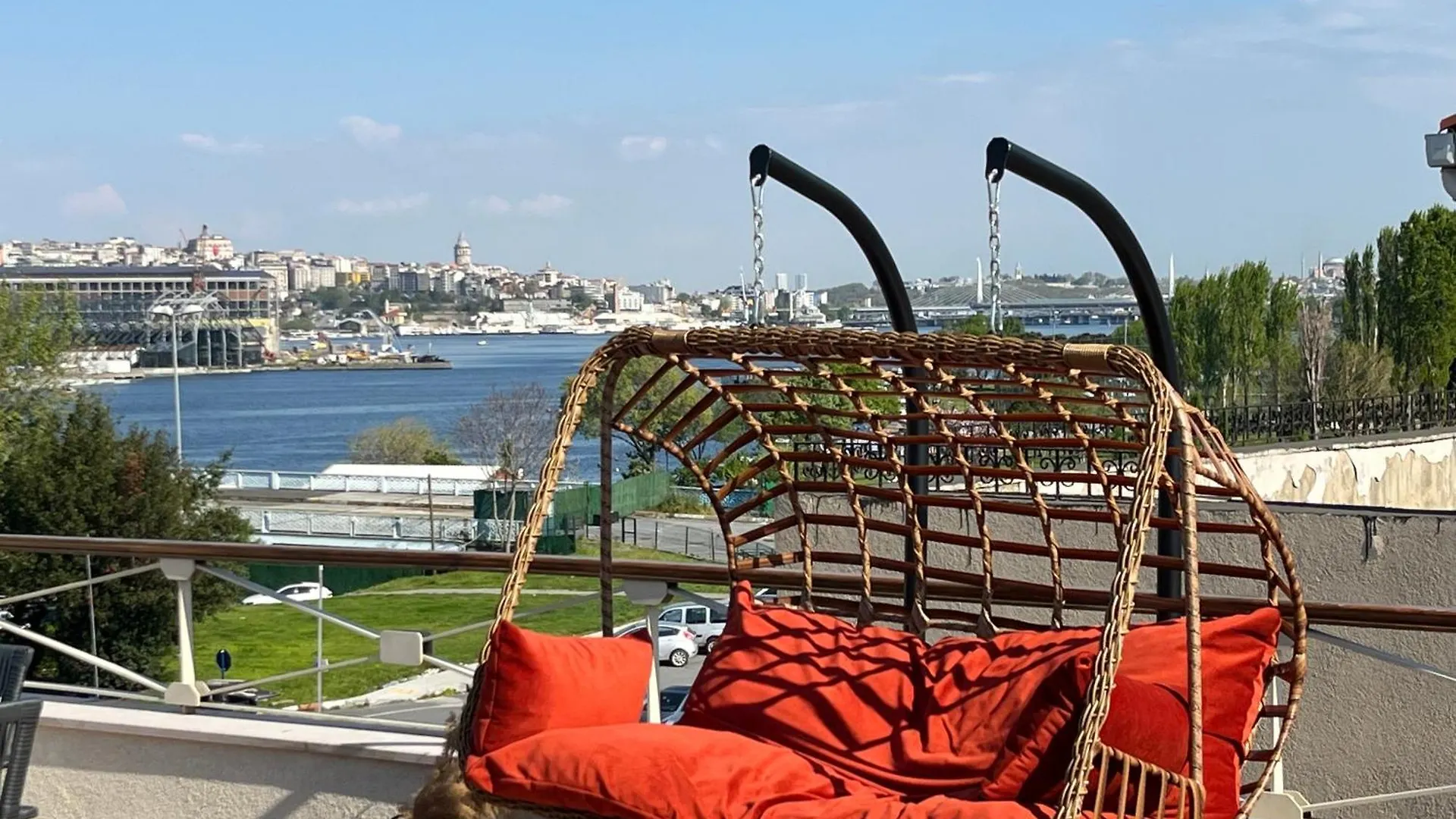 Waterfront Apartment By The Tram - Terrace With Dome & Golden Horn View In Fatih Istanbul