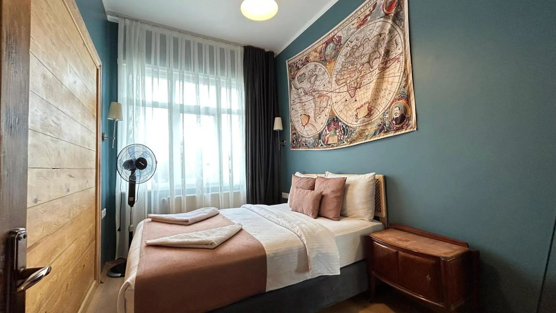 Waterfront Apartment By The Tram - Terrace With Dome & Golden Horn View In Fatih Istanbul
