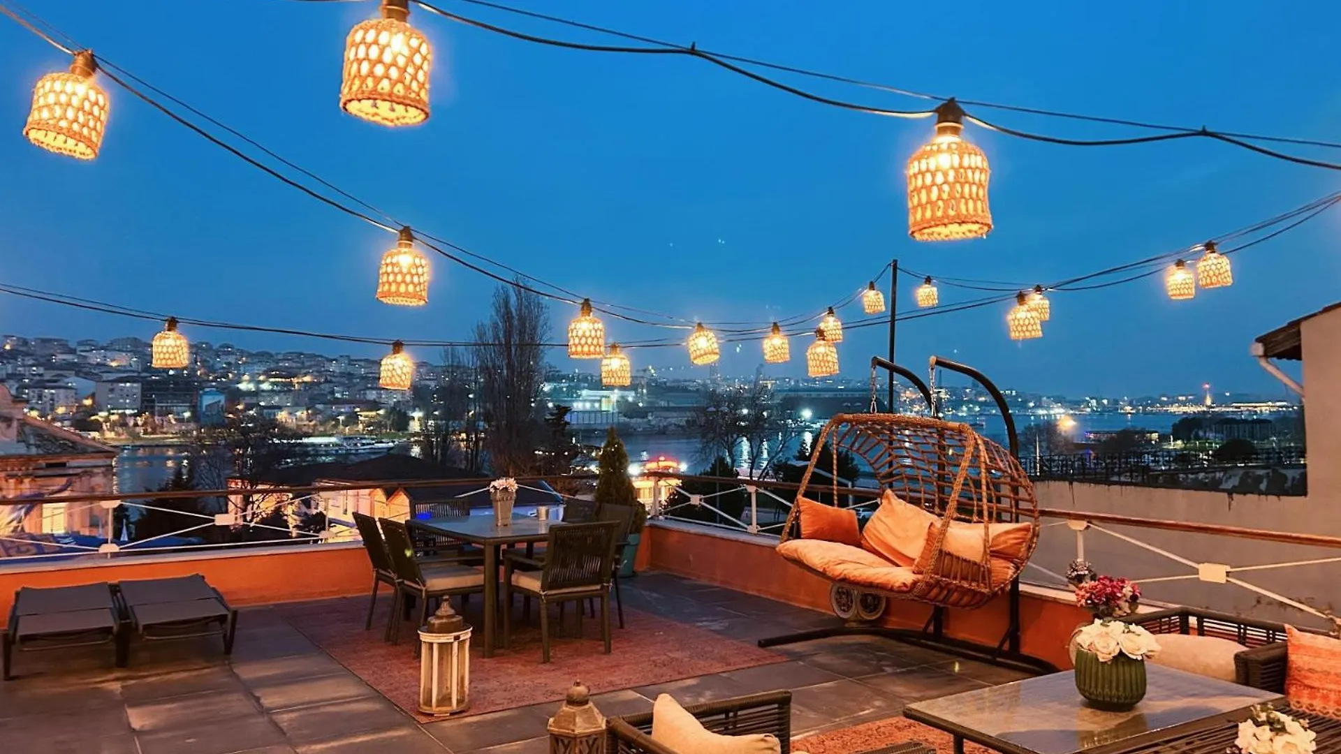 Waterfront Apartment By The Tram - Terrace With Dome & Golden Horn View In Fatih Istanbul