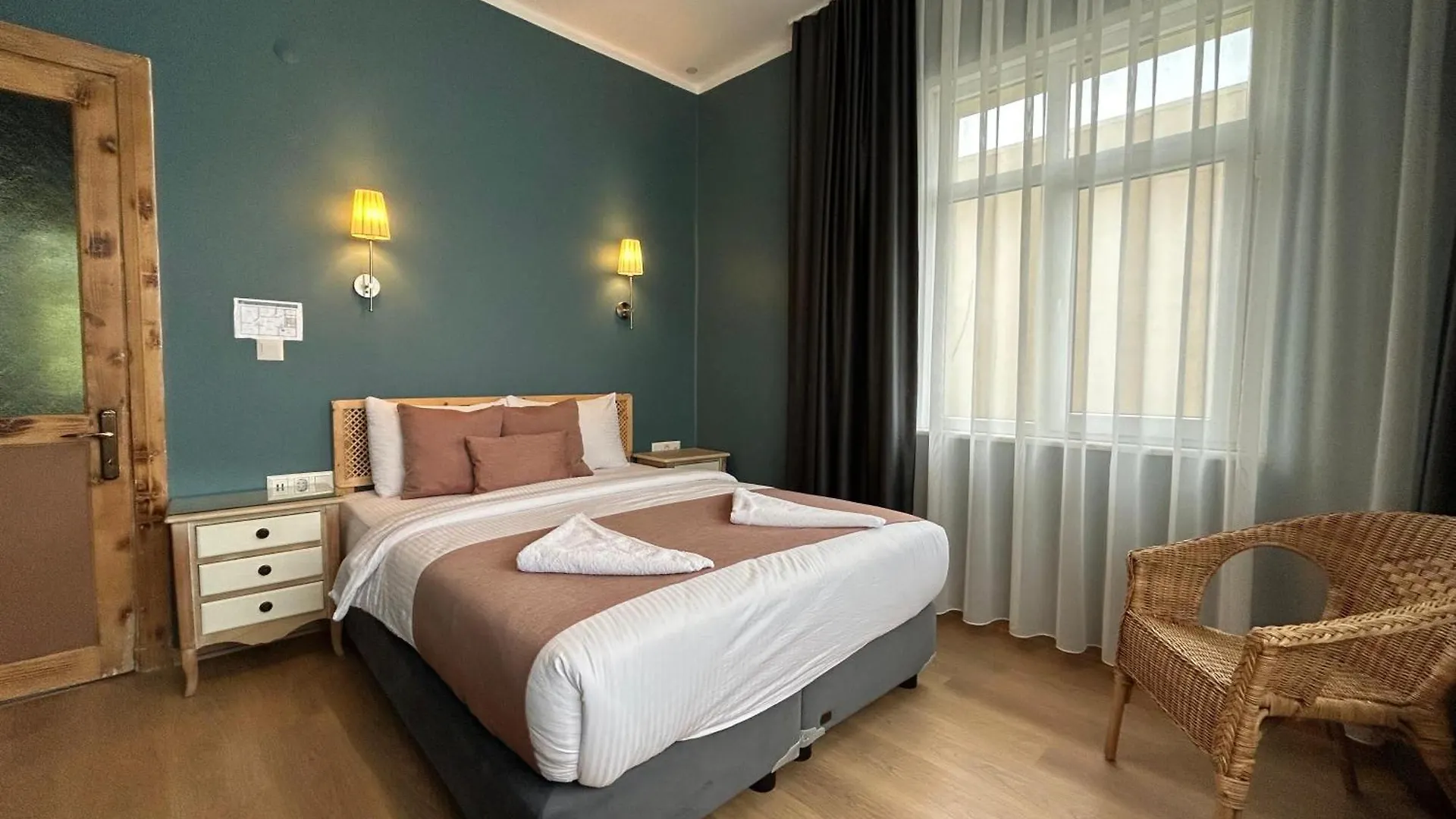 Waterfront Apartment By The Tram - Terrace With Dome & Golden Horn View In Fatih Istanbul