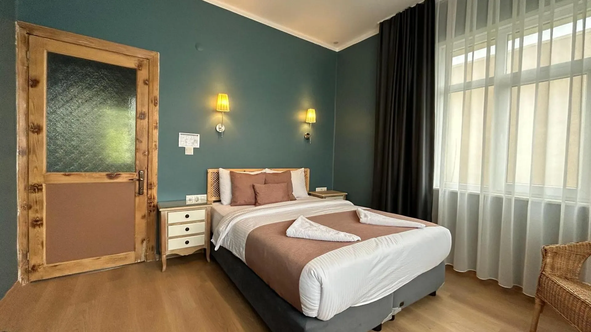 Waterfront Apartment By The Tram - Terrace With Dome & Golden Horn View In Fatih Istanbul
