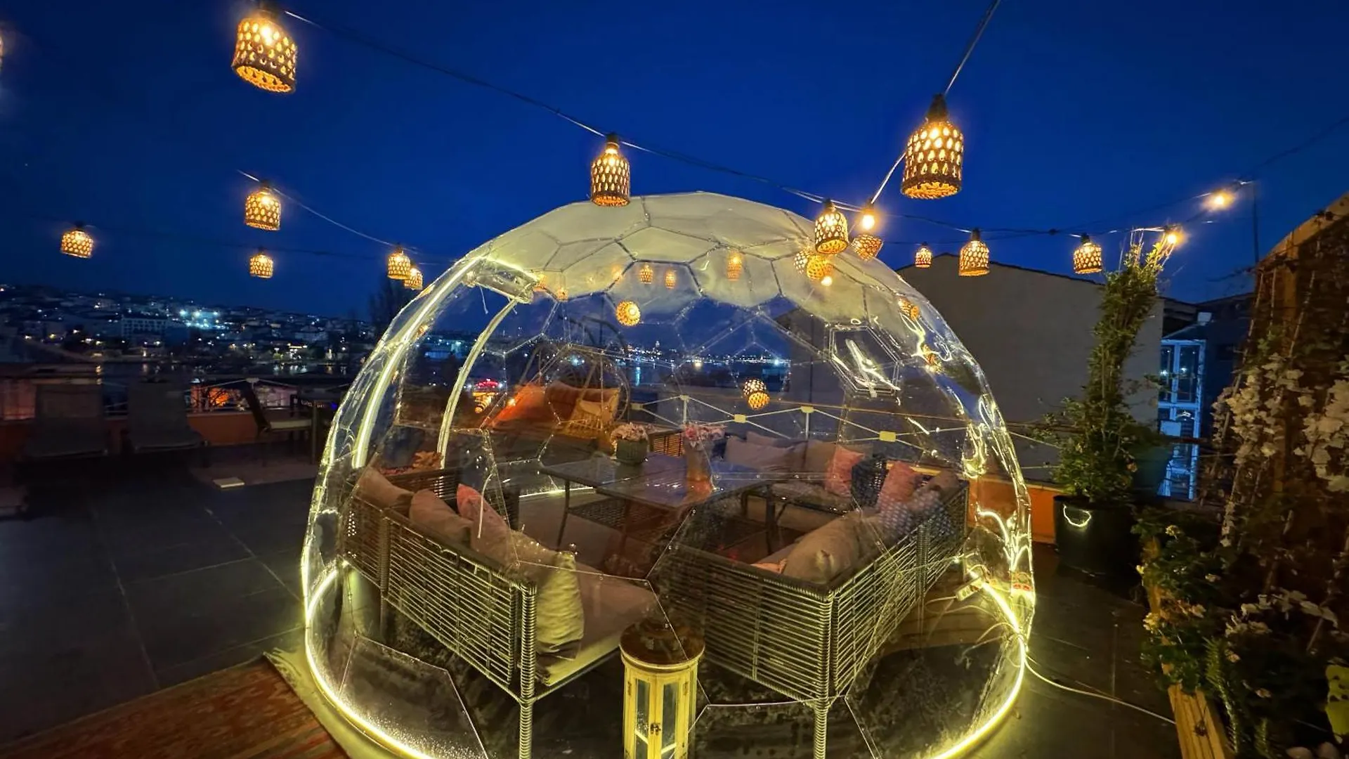 Waterfront Apartment By The Tram - Terrace With Dome & Golden Horn View In Fatih Istanbul